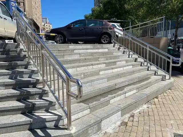 街华亿红府小区附近,新铺设的大理石板光洁明亮,重修的步道台阶和扶手