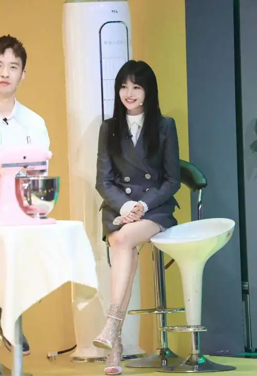 郑爽给狗磨牙得知原因哭笑不得网友狗狗做错了什么