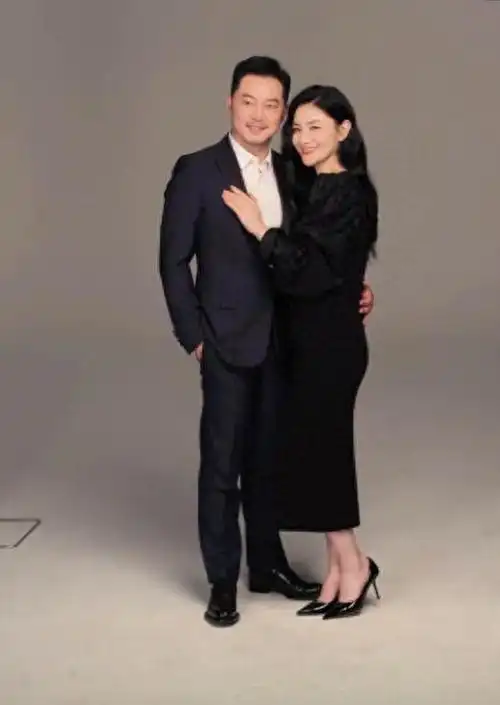 48岁胡可与沙溢拍大片,维护老公还是很帅,否认怀三胎追生女儿