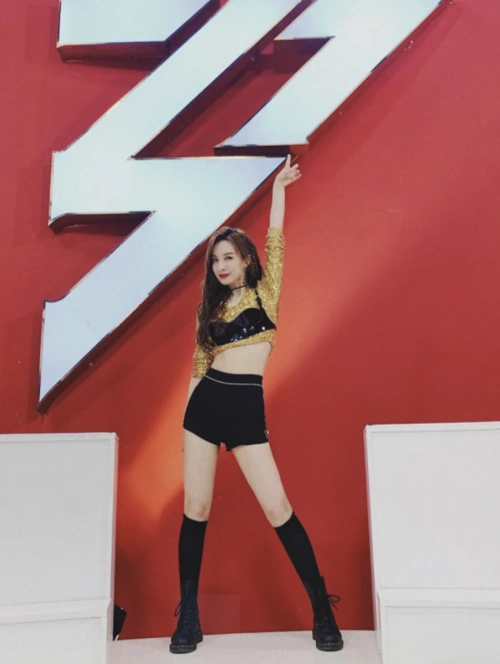 其次,虽然吴昕腿变瘦了这一点受到了很多关注,但实际上细看这些年她的