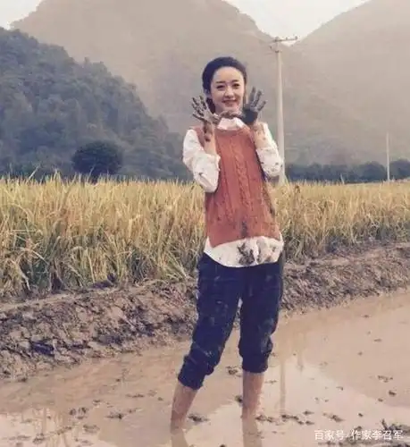 赵丽颖农村照片,看样子干农活是一把好手