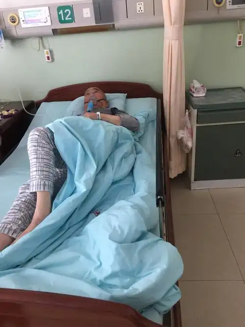 她带我和姐姐来医院看望病重不能回家过年的两位老爷爷!