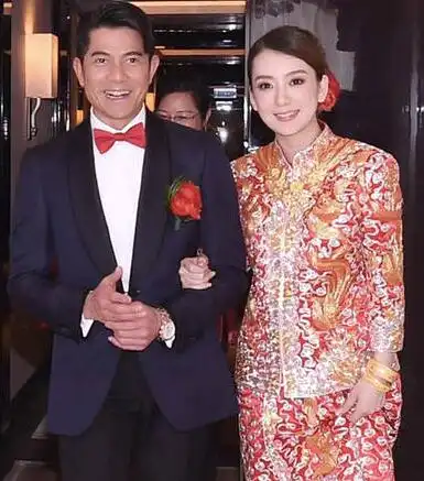 卡通纹身尔的kt猫邓超的喜洋洋却都输给了他的米老鼠!邓超的纹身