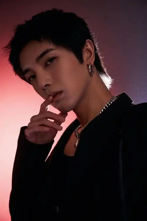 华晨宇帅气西装光影写真大片