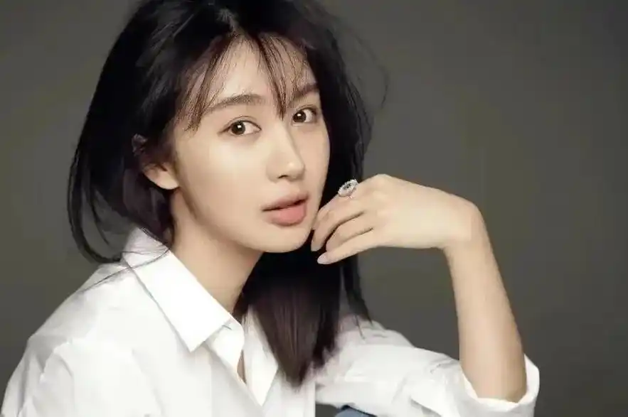 看了李菲儿的旧照,才懂黄晓明为啥会沦陷,"清新天使"名副其实