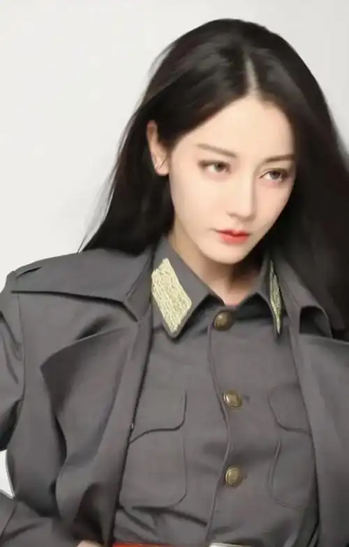 迪丽热巴民国少帅造型来袭嘴角上扬邪魅一笑期待演个反派