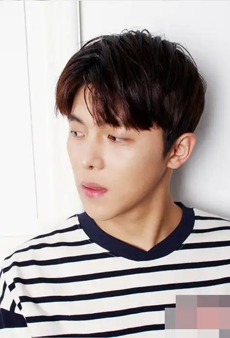 卷烫出佳人风韵的短发,上下头发部分是剪出层次度,两侧头发部分