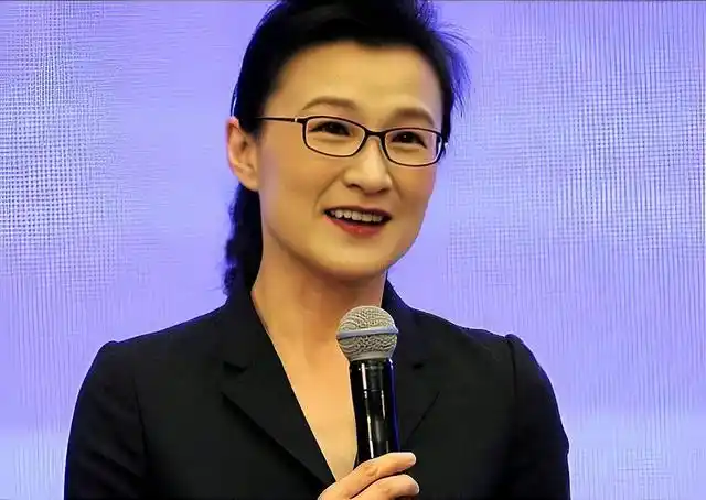 依旧活跃在主持第一线,她就是26年零失误的央视"冷血主持"董倩