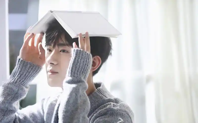 首页 桌面壁纸 大陆明星 易烊千玺帅气家居写真高清电脑壁纸 上一张