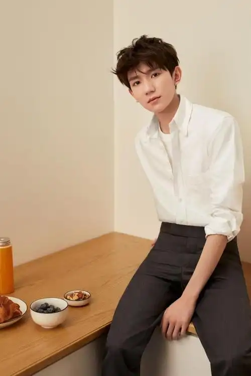 阳光男孩王源帅气衬衫写真