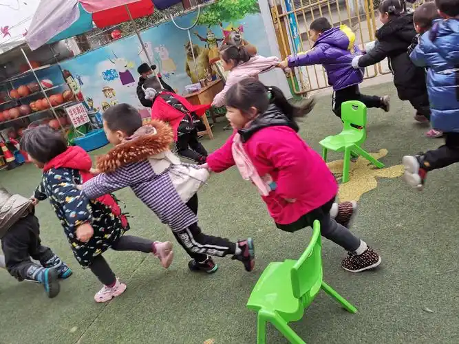 今日游戏《接力绕圈跑》目标:1,加强幼儿身体协调能力2,增强幼儿团队