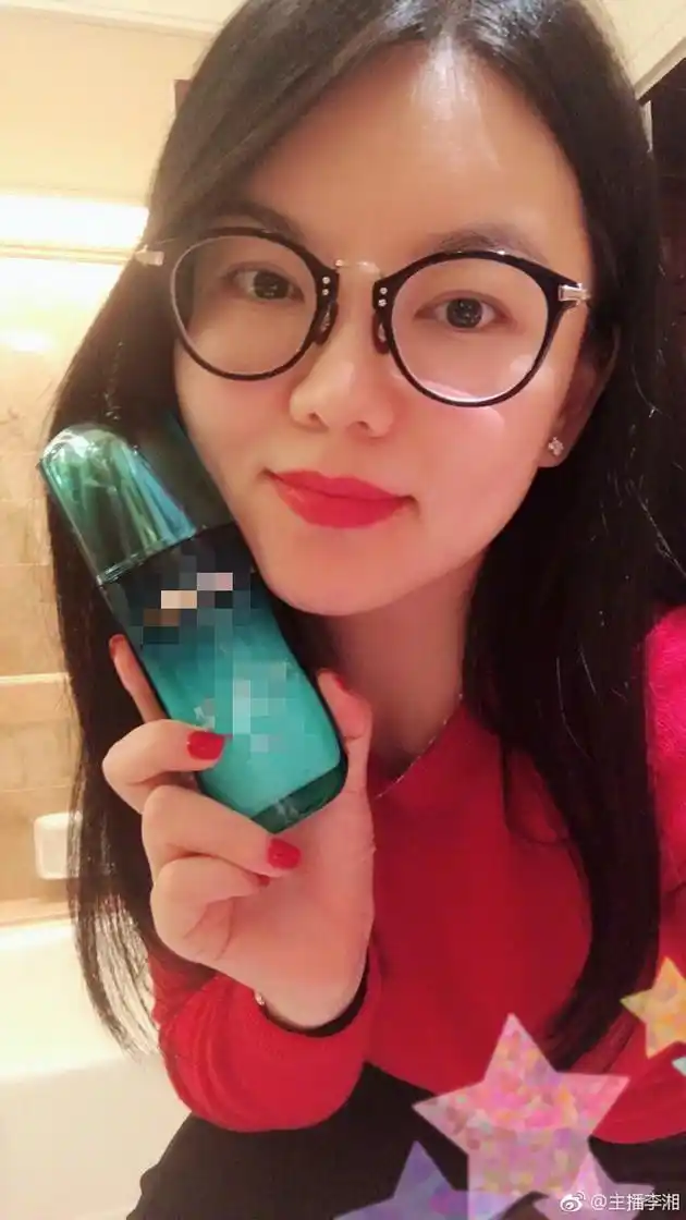 李湘晒自拍满脸胶原蛋白尖下巴抢镜