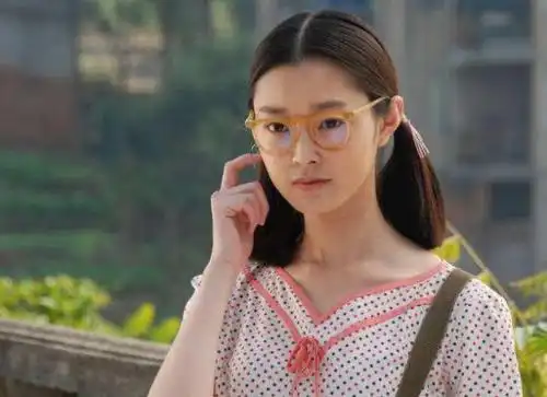 因此宋轶并未大放异彩,不过凭借这部剧,她也算是正式出道了