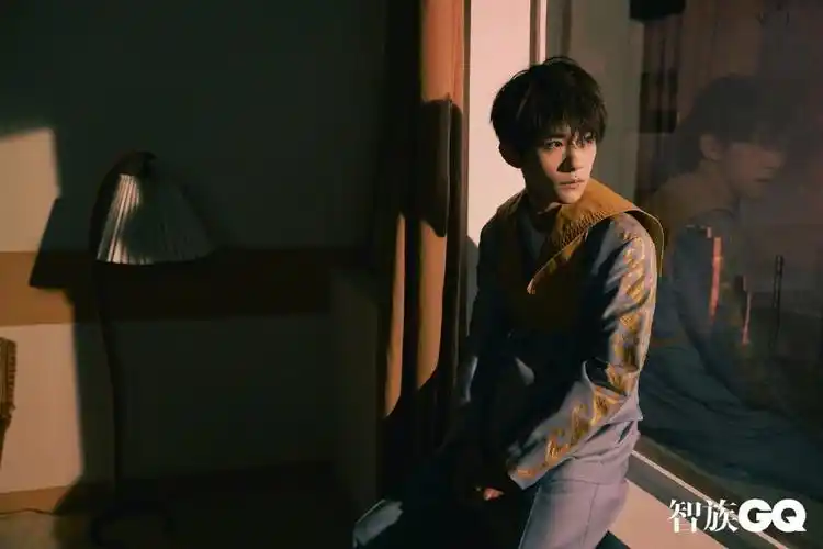 易烊千玺时尚帅气壁纸_温暖少年易烊千玺