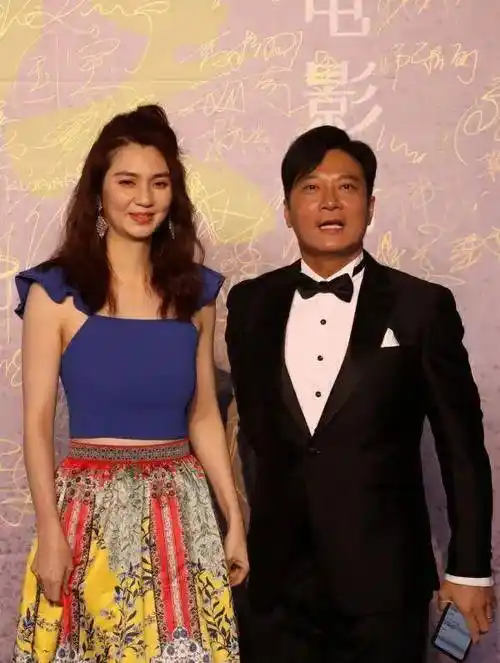 洪欣49岁也算老人了,还穿粉裙露膝盖,才知道她的腿这么弯!