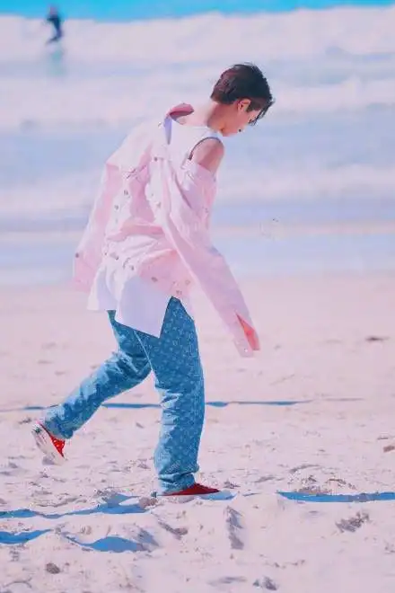 justin黄明昊 沙滩帅照