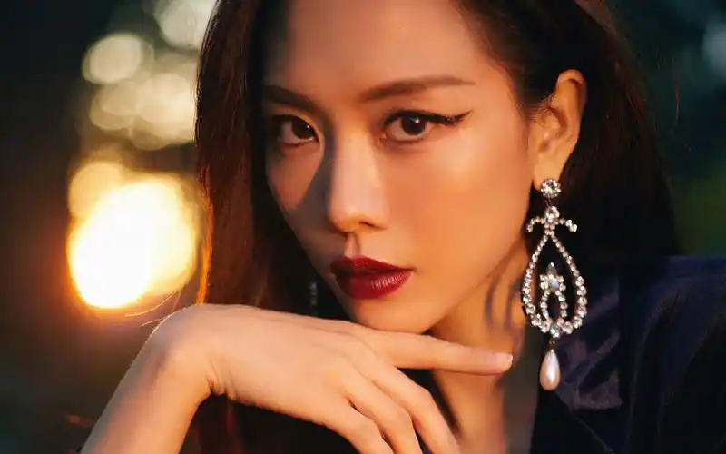 王霏霏西装杀魅力性感图片桌面壁纸