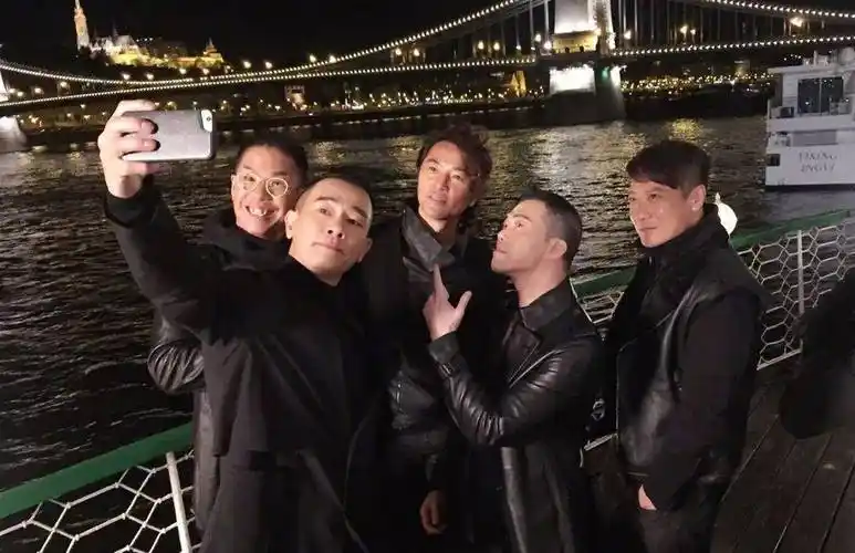 爱国艺人陈小春:让儿子必须学会中文,穿防弹衣开演唱会_媒体_社交