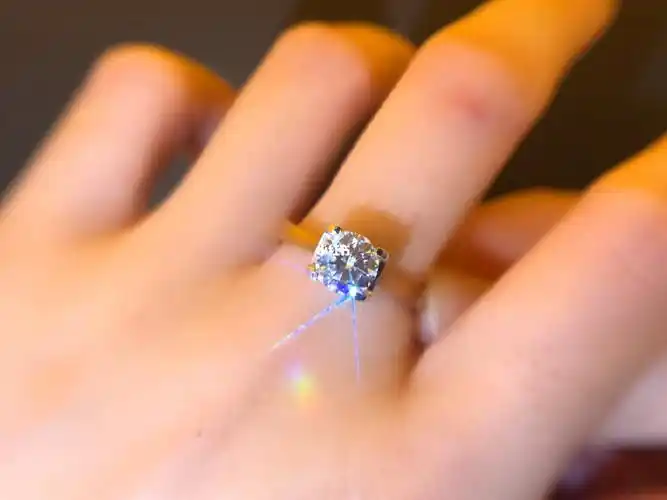一克拉牛头款钻戒时尚又经典