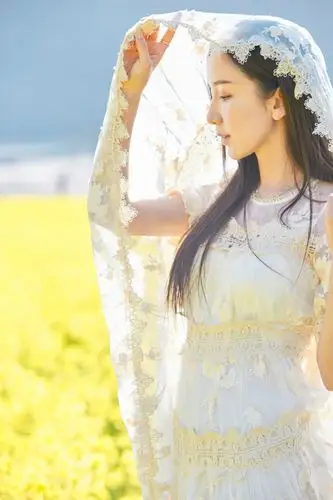 娄艺潇漫步油菜花田 笑容温暖灿烂