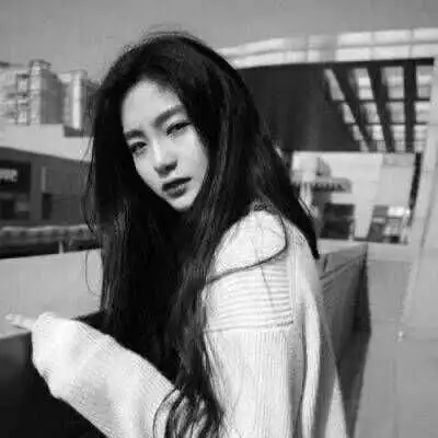 2018女生伤感头像黑白孤独的你不喜烟酒却也偏爱孤独