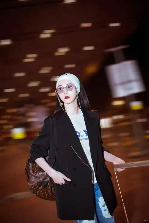 范冰冰机场高调凹造型,西装外套加头巾太个性,一般人驾驭不来|日常穿