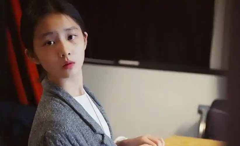 17岁黄多多近照认不出,化浓妆穿吊带装扮成熟,身材很有料_黄磊_女儿