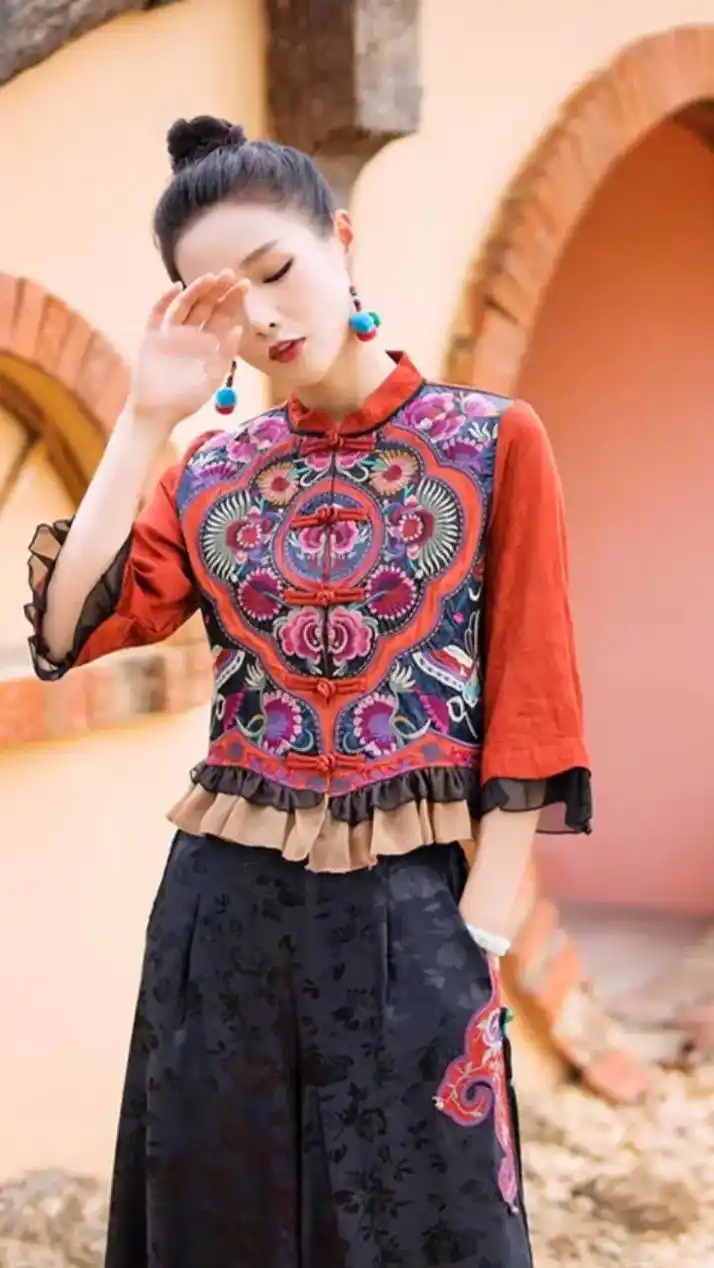 民族风重工刺绣提花缎面长袖短款开衫上衣.