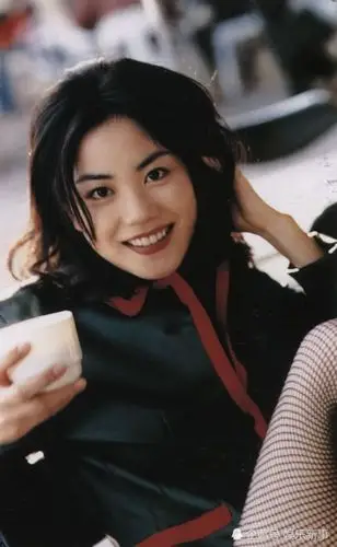 王菲20年前渔网袜造型辣眼睛,豪放坐姿霸气侧漏是真的吗