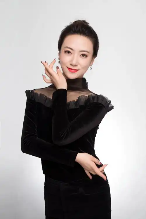 李莉,女,满族,1987年出生.