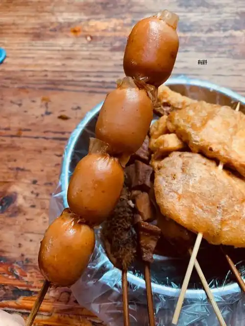 装一大碟,才十几块,红肠,白肠,波波肠,牛杂,豆腐串~05养生五花茶=3元