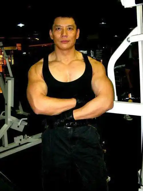 荧屏肌肉硬汉:江水,在亮剑中饰演骑兵连连长孙德胜,虽然最后是一个