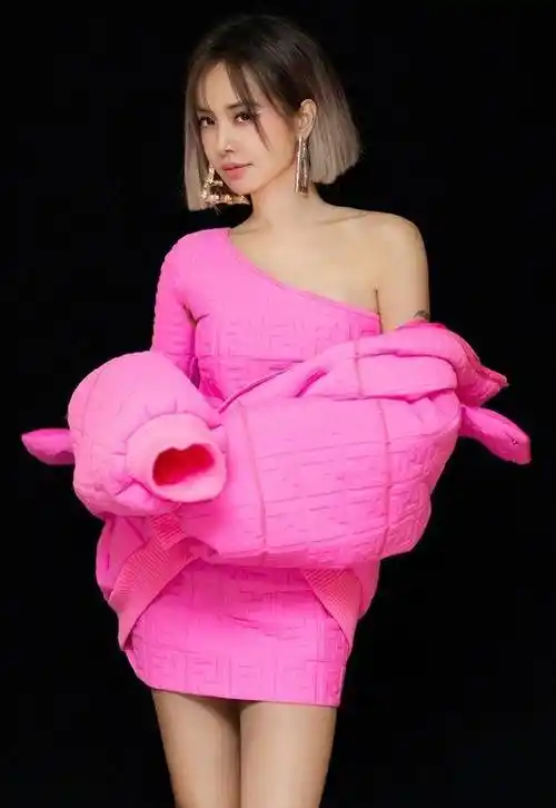 原创40岁蔡依林太有料穿紧身运动衣秀凹凸感好身材暴露无遗