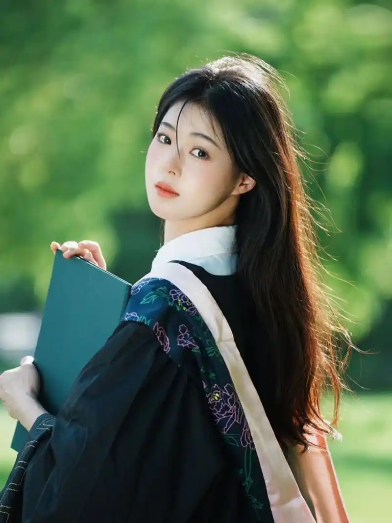 是个大晴天,在草坪上拍的 学士服写真算是毕业季大家都会拍照的照片了