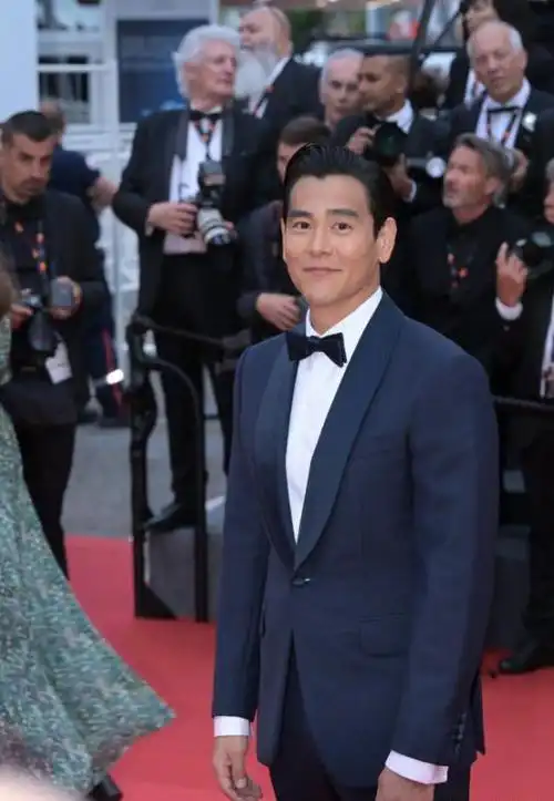 彭于晏法国遛狗!42岁的他身材很好,很高很帅,清爽阳光不油腻!