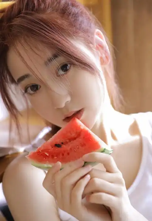 白皙肌肤美女精致撩人写真图片