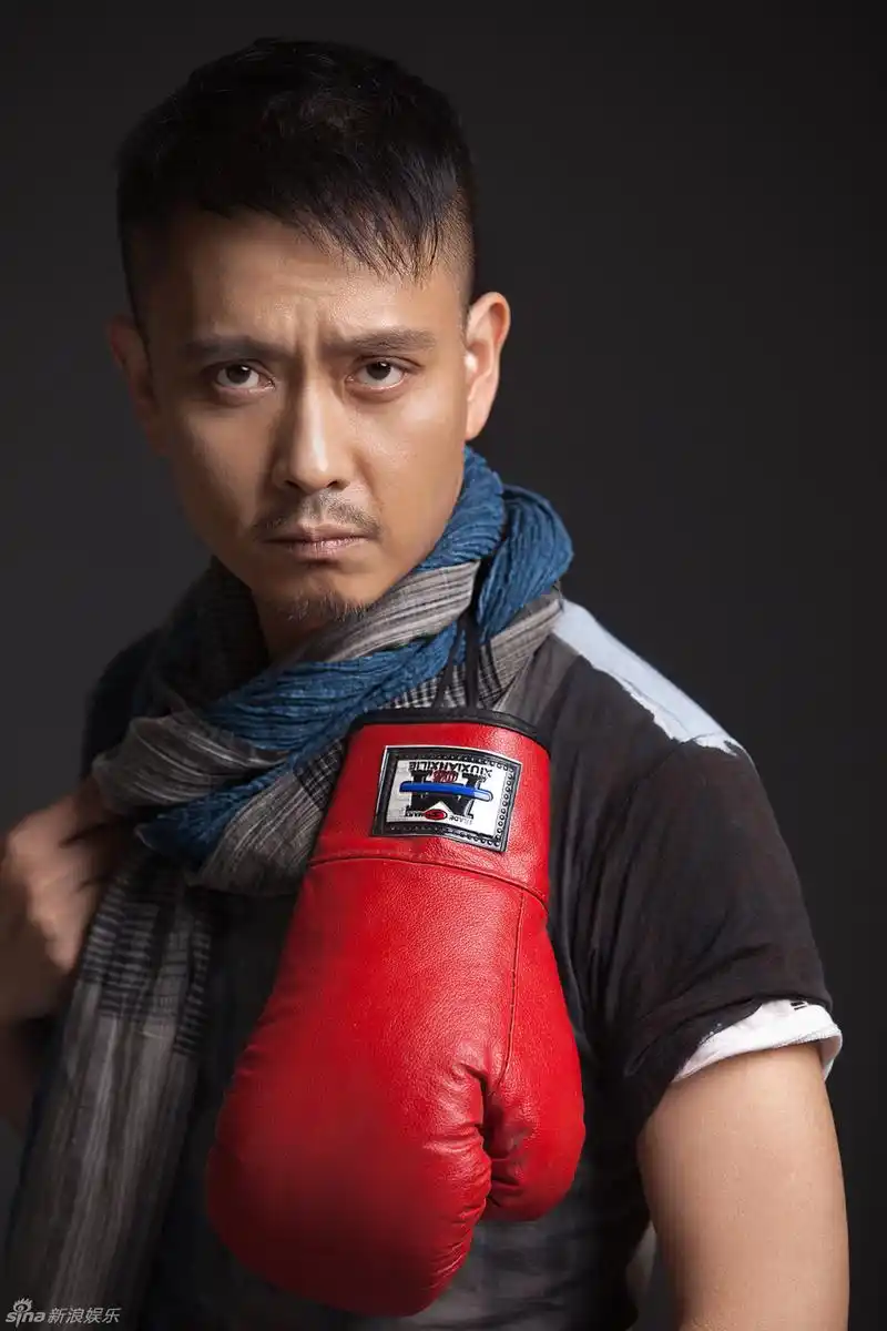 13:54:31 4 / 4 新浪娱乐讯 金马影帝谢君豪近日曝光了一组全新的写真