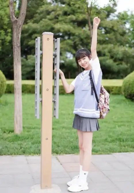 童星张籽沐14岁身高惊人出演网剧并当上了女主