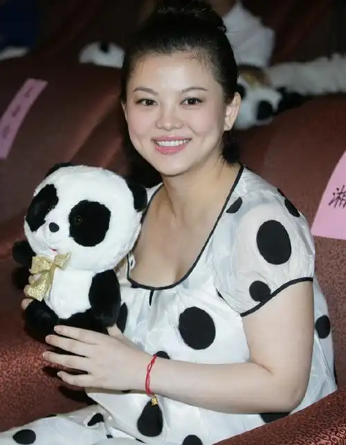 42岁李湘瘦了20斤不止!身着红色露肩上衣魅力十足,网友:美腻了