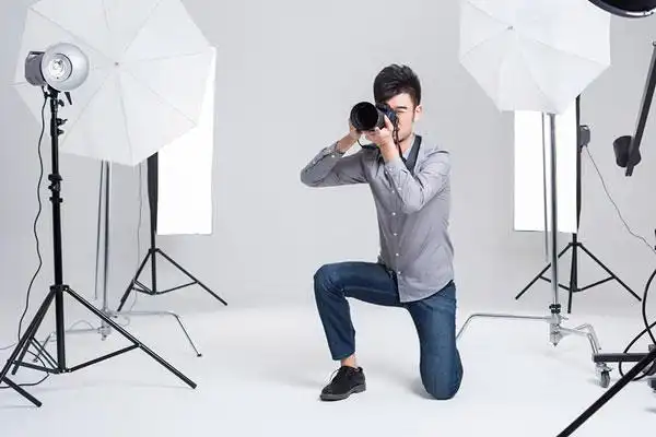 摄影师在影棚里拍照