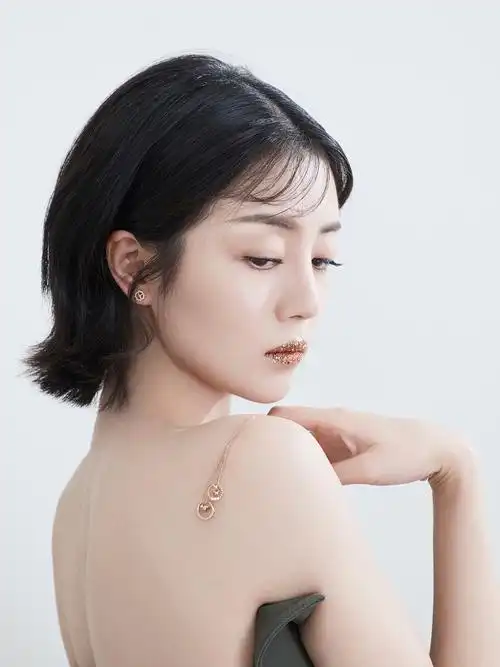 女艺人李溪芮时尚彩妆性感写真