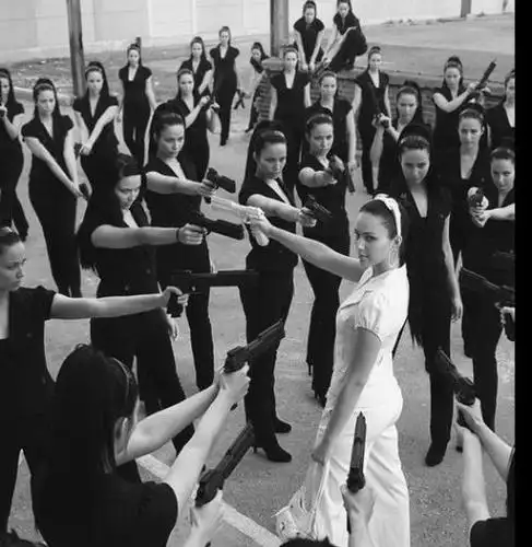 一群穿着黑衣服女的拿枪围住一个穿白衣服的女的的图片,.求出处