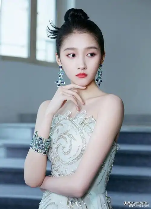 关晓彤薄荷绿礼服很惊艳,网友:鹿晗捡到宝了(图)