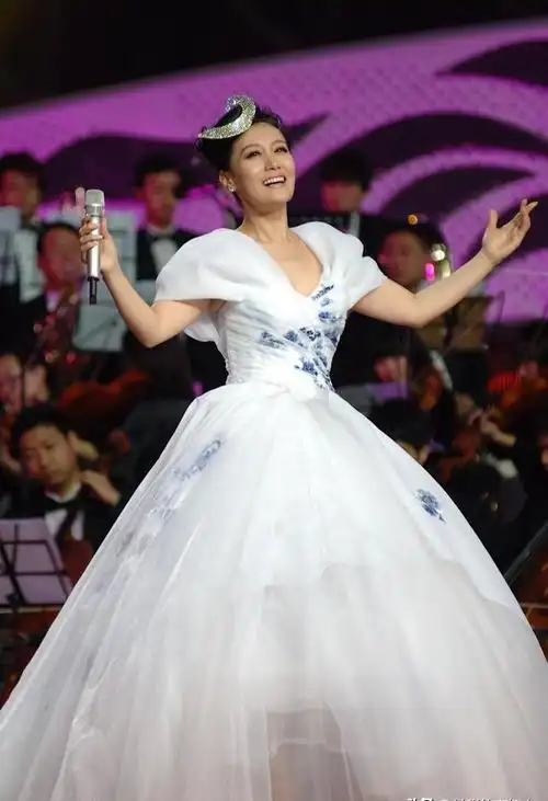 个子高挑的谭晶,中国军旅歌手第一美女