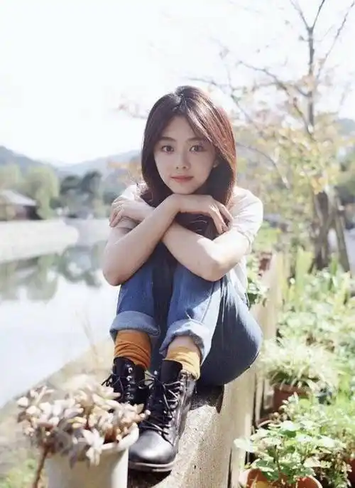 但谭松韵没有那种出道就火的好运.在之后的五年时间里,一直在跑龙套.