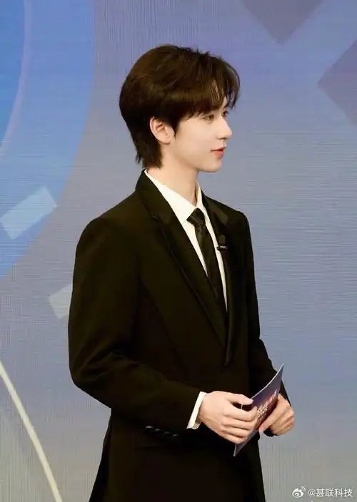 贺峻霖首次脱稿主持##贺峻霖蓝西装少年感