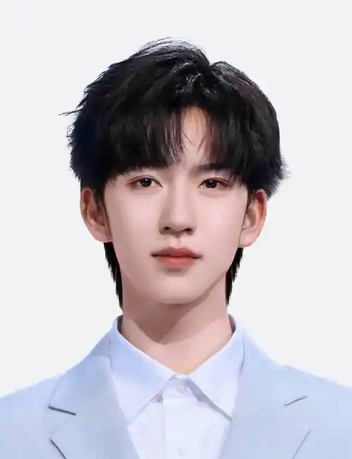 据悉,贺峻霖,2004年6月15日出生于四川省成都市,中国内地男歌