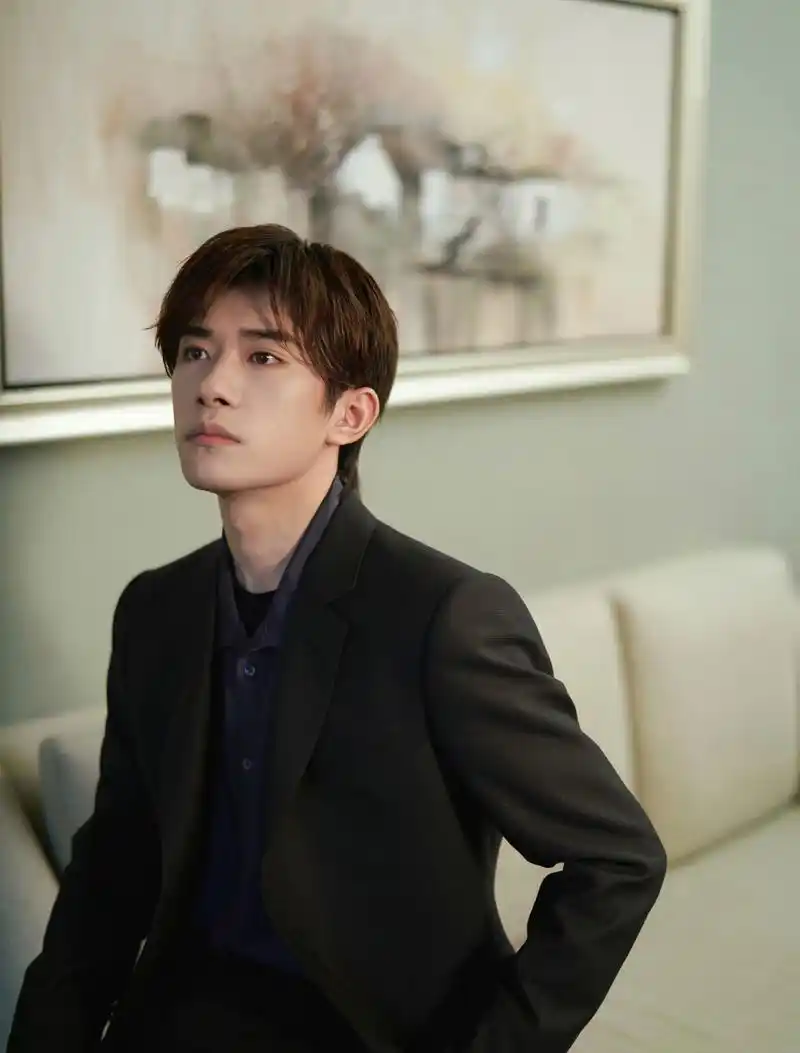 时尚穿搭# #易烊千玺##好物推荐#  易烊千玺穿搭emporio armani2023