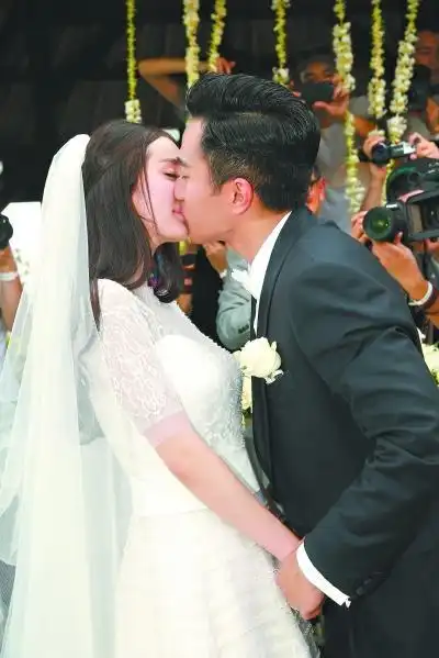 杨幂巴厘岛完婚 与刘恺威热吻激动落泪