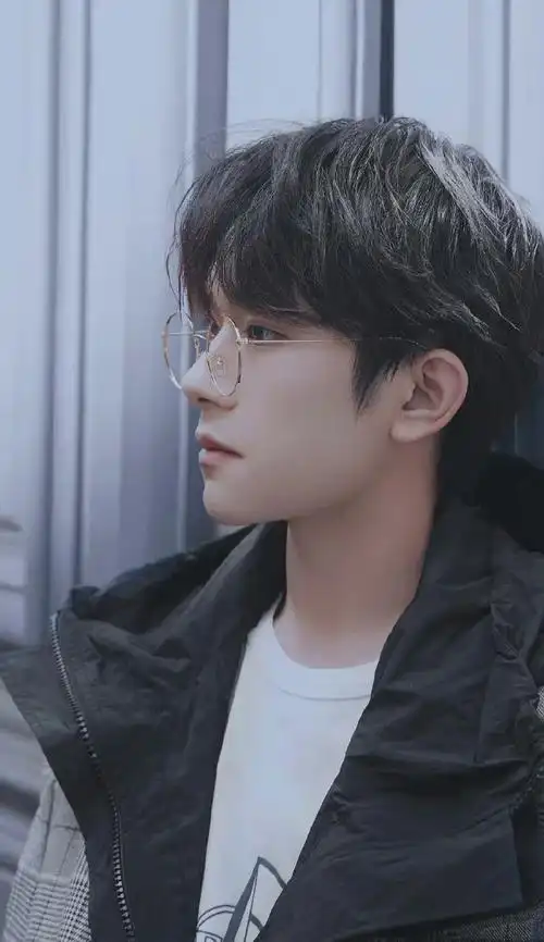 易烊千玺侧颜氛围